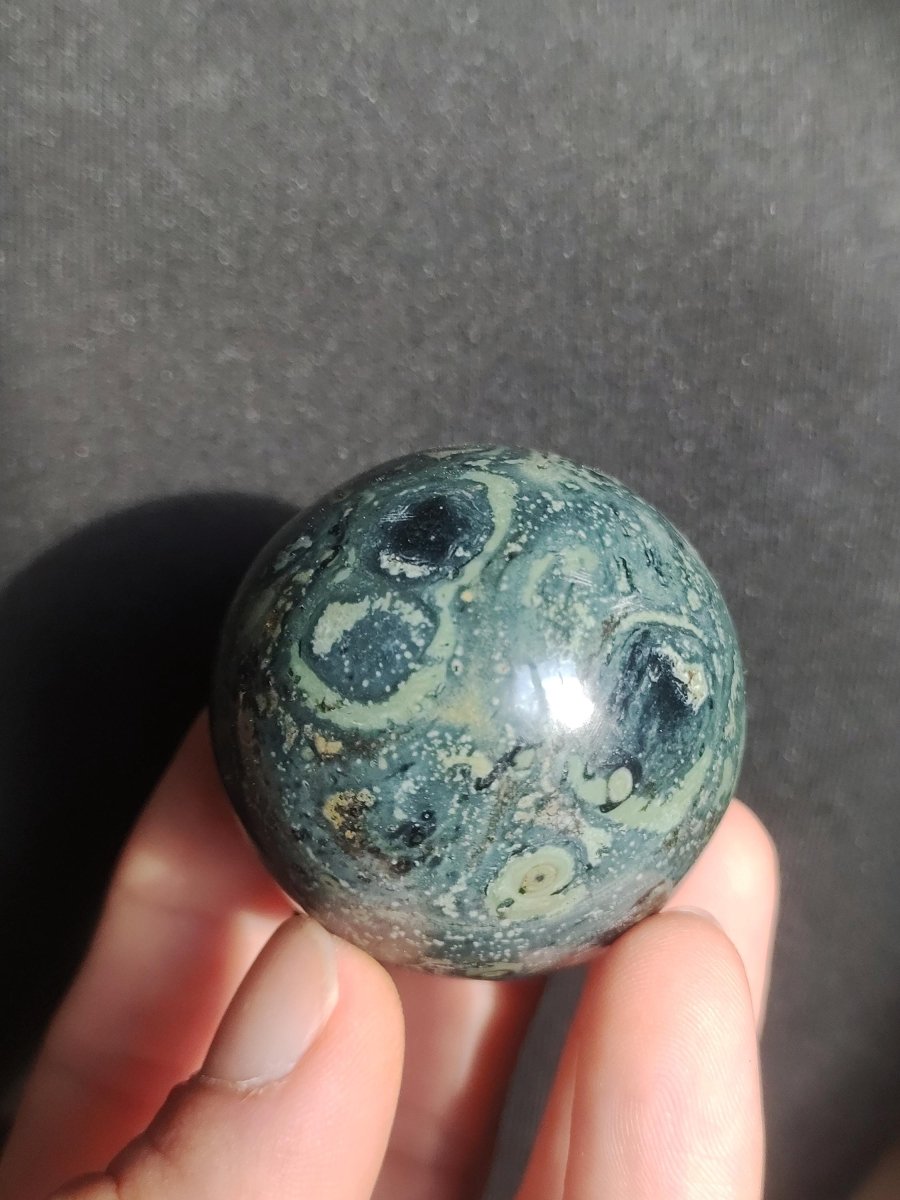 Kabamba Rhyolith / Eldarit - Edelstein Kugel Deko Sphere Crystal Spielkugel Meditation Heilstein Geschenk Wohnen Er Sie Mann Frau Energie - Art of Nature Berlin