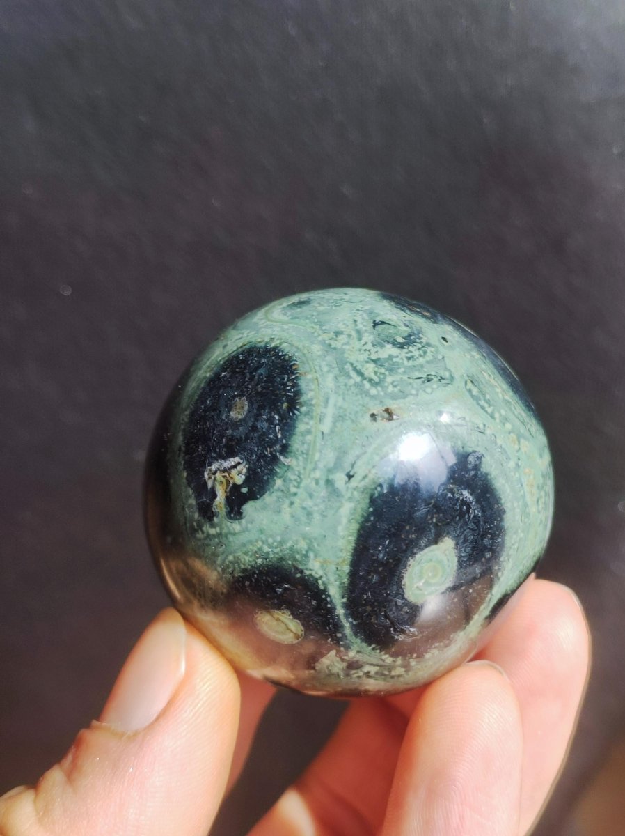 Kabamba Rhyolith / Eldarit - Edelstein Kugel Deko Sphere Crystal Spielkugel Meditation Heilstein Geschenk Wohnen Er Sie Mann Frau Energie - Art of Nature Berlin