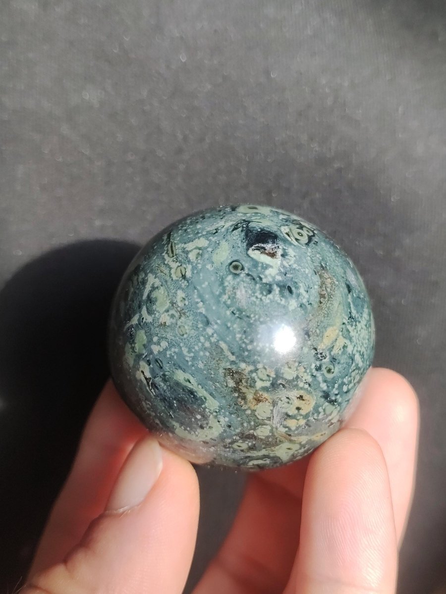 Kabamba Rhyolith / Eldarit - Edelstein Kugel Deko Sphere Crystal Spielkugel Meditation Heilstein Geschenk Wohnen Er Sie Mann Frau Energie - Art of Nature Berlin