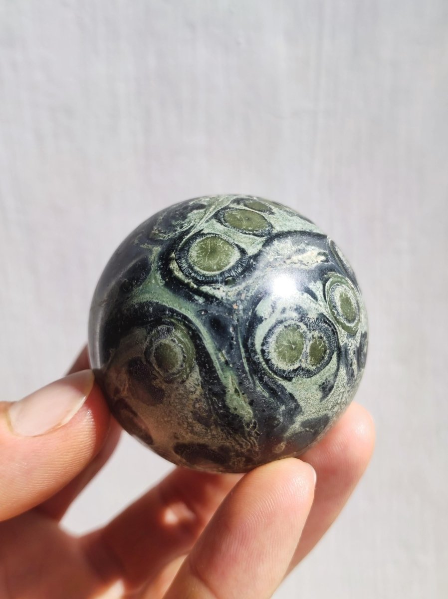 Kabamba Rhyolith / Eldarit - Edelstein Kugel Deko Sphere Crystal Spielkugel Meditation Heilstein Geschenk Wohnen Er Sie Mann Frau Energie - Art of Nature Berlin
