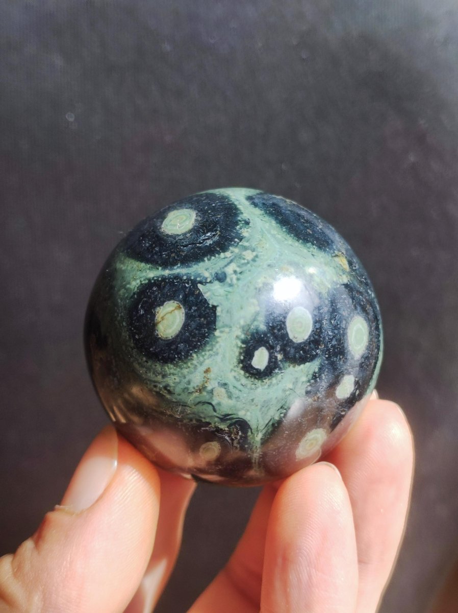 Kabamba Rhyolith / Eldarit - Edelstein Kugel Deko Sphere Crystal Spielkugel Meditation Heilstein Geschenk Wohnen Er Sie Mann Frau Energie - Art of Nature Berlin