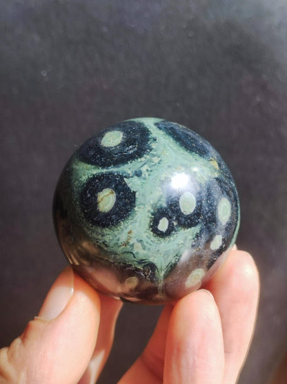 Kabamba Rhyolith / Eldarit - Edelstein Kugel Deko Sphere Crystal Spielkugel Meditation Heilstein Geschenk Wohnen Er Sie Mann Frau Energie - Art of Nature Berlin