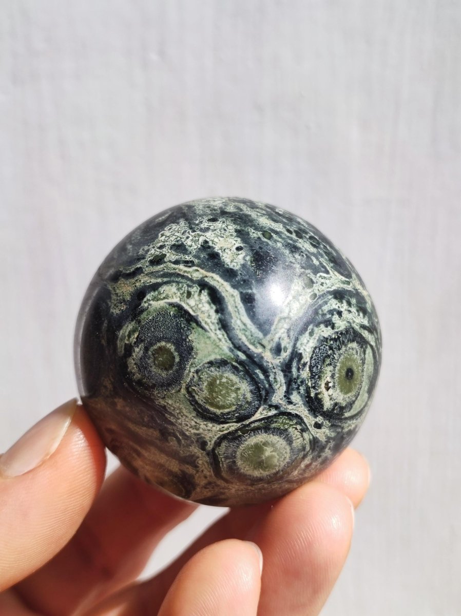Kabamba Rhyolith / Eldarit - Edelstein Kugel Deko Sphere Crystal Spielkugel Meditation Heilstein Geschenk Wohnen Er Sie Mann Frau Energie - Art of Nature Berlin