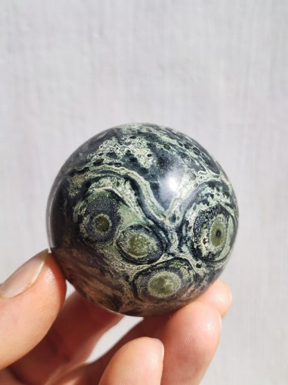 Kabamba Rhyolith / Eldarit - Edelstein Kugel Deko Sphere Crystal Spielkugel Meditation Heilstein Geschenk Wohnen Er Sie Mann Frau Energie - Art of Nature Berlin