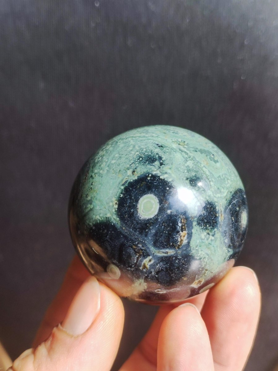 Kabamba Rhyolith / Eldarit - Edelstein Kugel Deko Sphere Crystal Spielkugel Meditation Heilstein Geschenk Wohnen Er Sie Mann Frau Energie - Art of Nature Berlin
