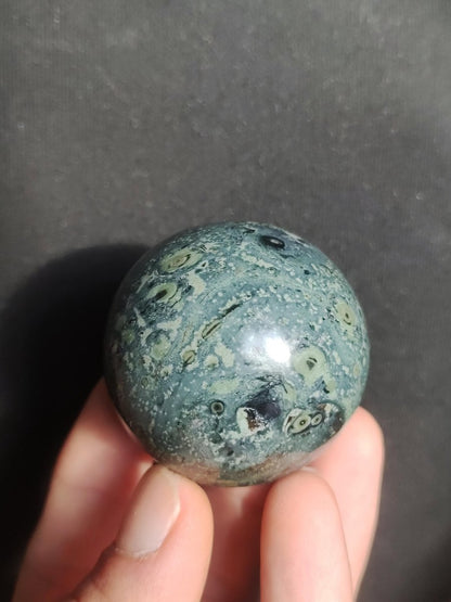 Kabamba Rhyolith / Eldarit - Edelstein Kugel Deko Sphere Crystal Spielkugel Meditation Heilstein Geschenk Wohnen Er Sie Mann Frau Energie - Art of Nature Berlin