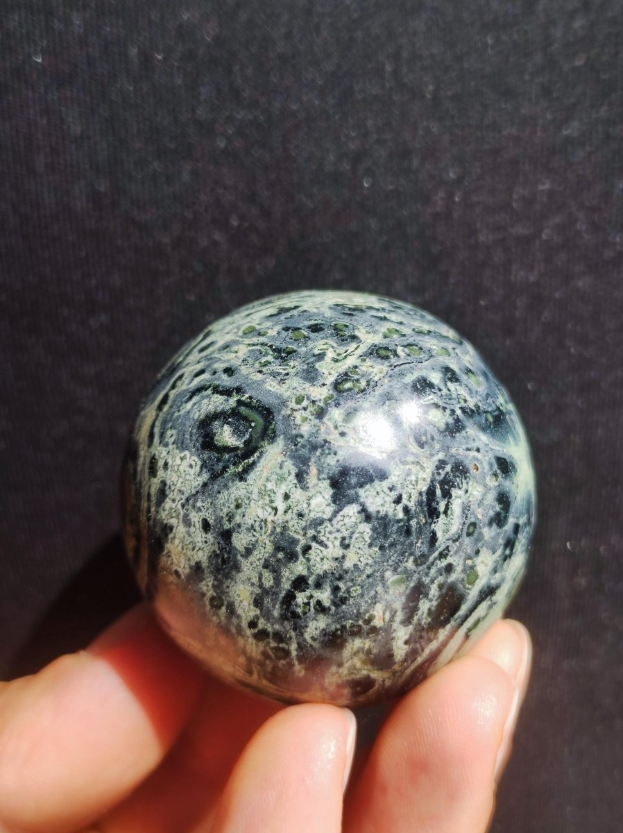 Kabamba Rhyolith / Eldarit - Edelstein Kugel Deko Sphere Crystal Spielkugel Meditation Heilstein Geschenk Wohnen Er Sie Mann Frau Energie - Art of Nature Berlin