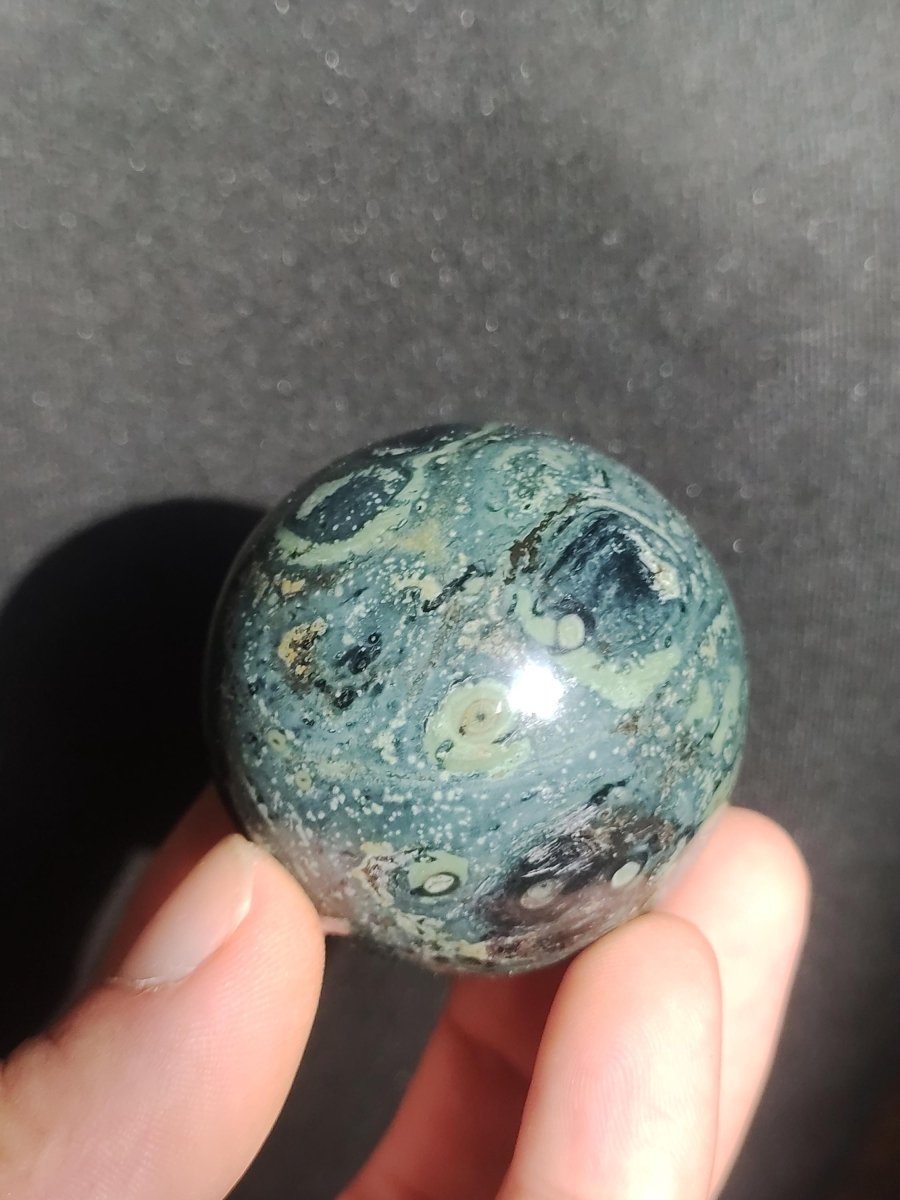 Kabamba Rhyolith / Eldarit - Edelstein Kugel Deko Sphere Crystal Spielkugel Meditation Heilstein Geschenk Wohnen Er Sie Mann Frau Energie - Art of Nature Berlin