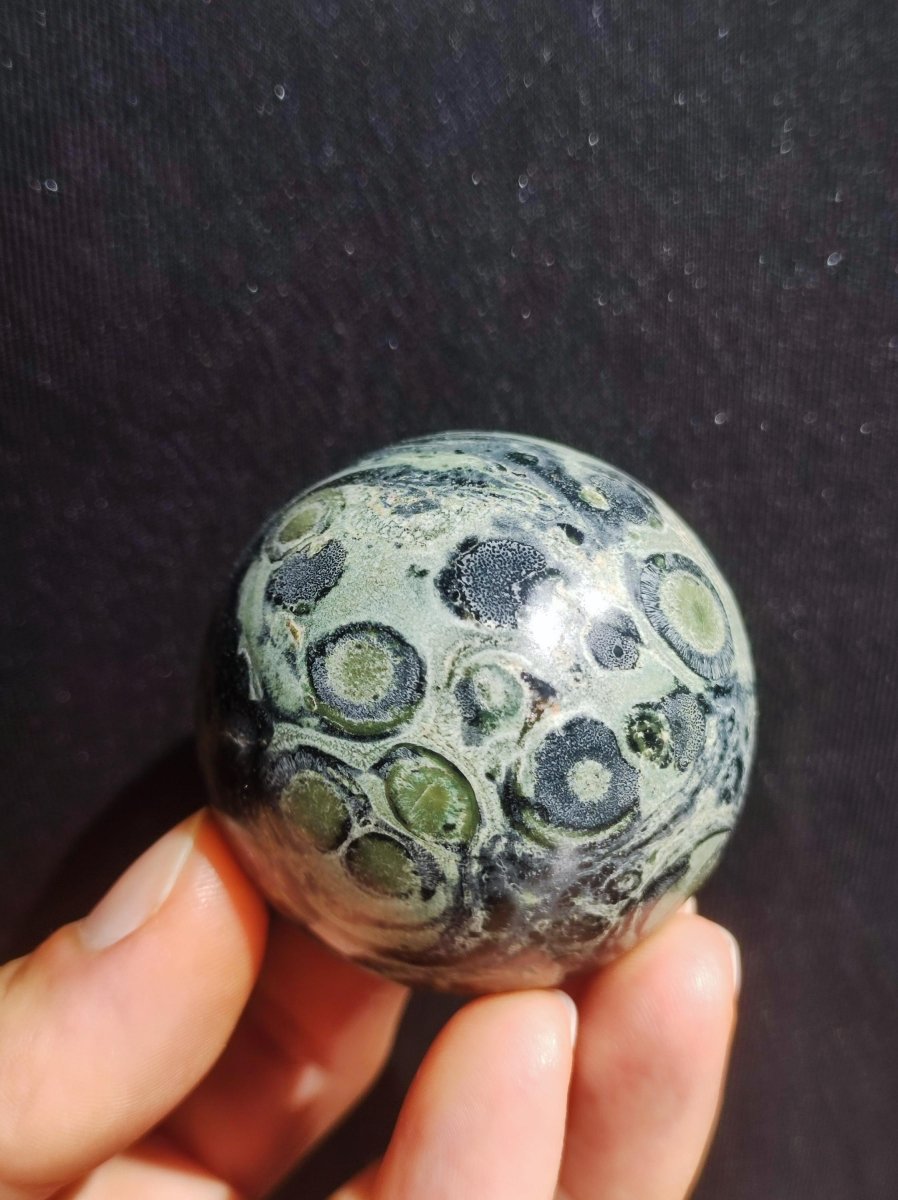 Kabamba Rhyolith / Eldarit - Edelstein Kugel Deko Sphere Crystal Spielkugel Meditation Heilstein Geschenk Wohnen Er Sie Mann Frau Energie - Art of Nature Berlin