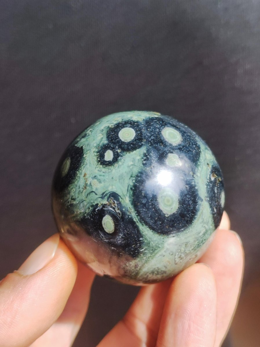 Kabamba Rhyolith / Eldarit - Edelstein Kugel Deko Sphere Crystal Spielkugel Meditation Heilstein Geschenk Wohnen Er Sie Mann Frau Energie - Art of Nature Berlin