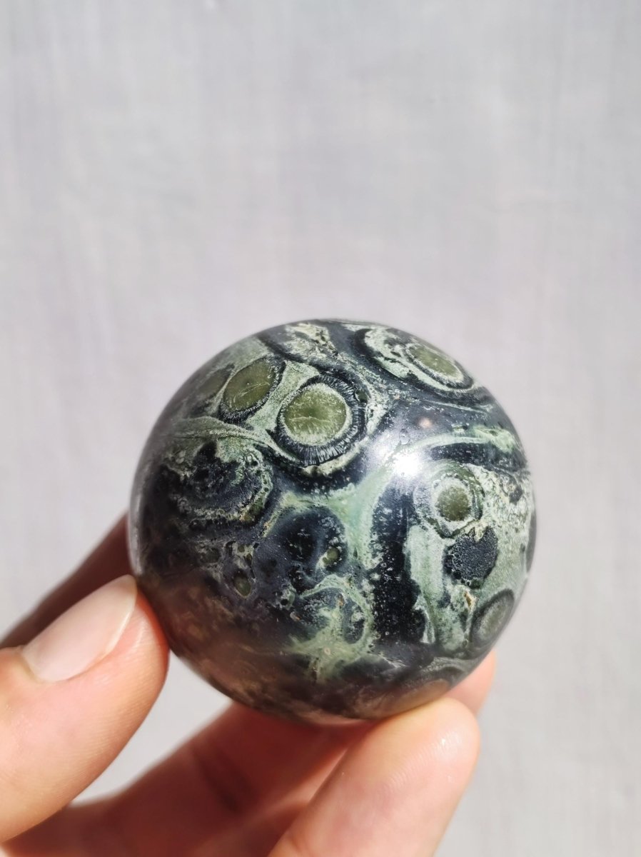Kabamba Rhyolith / Eldarit - Edelstein Kugel Deko Sphere Crystal Spielkugel Meditation Heilstein Geschenk Wohnen Er Sie Mann Frau Energie - Art of Nature Berlin