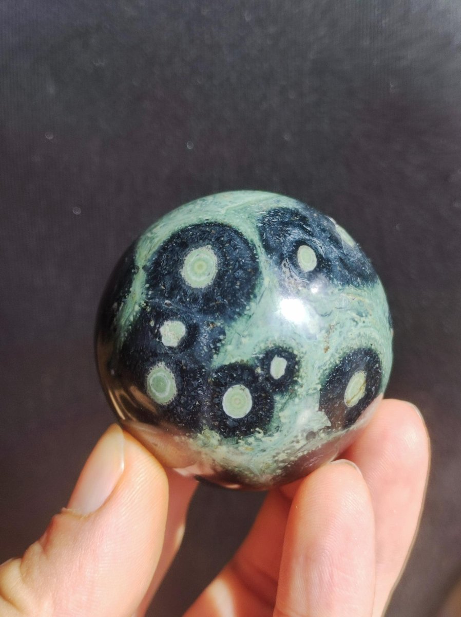 Kabamba Rhyolith / Eldarit - Edelstein Kugel Deko Sphere Crystal Spielkugel Meditation Heilstein Geschenk Wohnen Er Sie Mann Frau Energie - Art of Nature Berlin