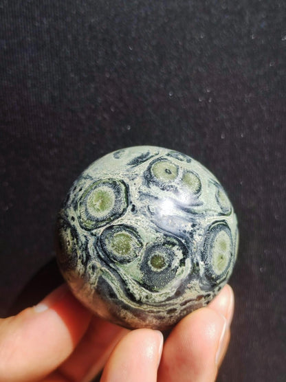 Kabamba Rhyolith / Eldarit - Edelstein Kugel Deko Sphere Crystal Spielkugel Meditation Heilstein Geschenk Wohnen Er Sie Mann Frau Energie - Art of Nature Berlin