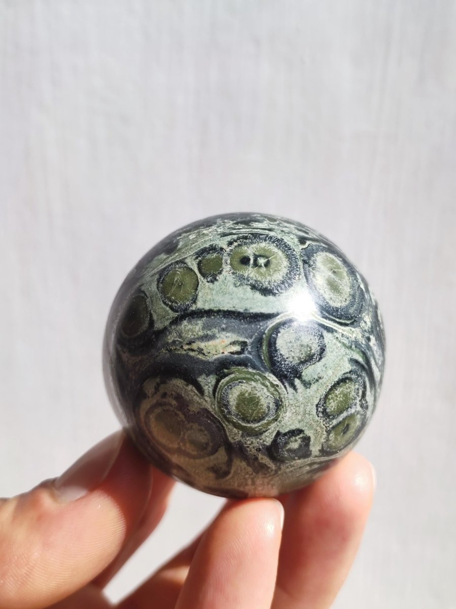 Kabamba Rhyolith / Eldarit - Edelstein Kugel Deko Sphere Crystal Spielkugel Meditation Heilstein Geschenk Wohnen Er Sie Mann Frau Energie - Art of Nature Berlin