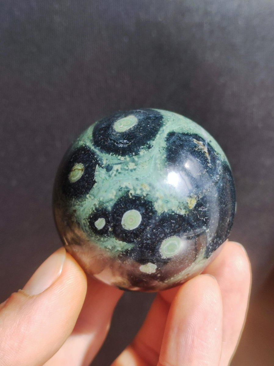 Kabamba Rhyolith / Eldarit - Edelstein Kugel Deko Sphere Crystal Spielkugel Meditation Heilstein Geschenk Wohnen Er Sie Mann Frau Energie - Art of Nature Berlin