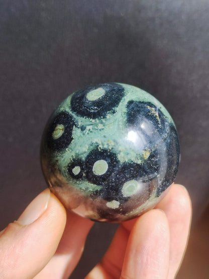 Kabamba Rhyolith / Eldarit - Edelstein Kugel Deko Sphere Crystal Spielkugel Meditation Heilstein Geschenk Wohnen Er Sie Mann Frau Energie - Art of Nature Berlin