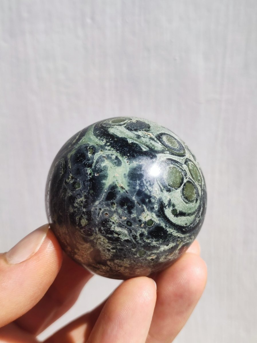 Kabamba Rhyolith / Eldarit - Edelstein Kugel Deko Sphere Crystal Spielkugel Meditation Heilstein Geschenk Wohnen Er Sie Mann Frau Energie - Art of Nature Berlin