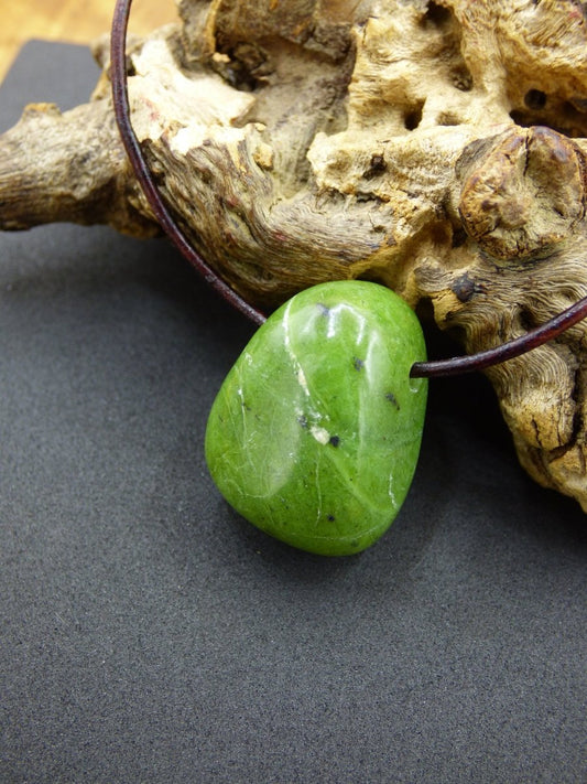 Kanada Jade ~ Edelstein Kette HIPPIE GOA Boho Ethno Natur Heilstein Rarität Kristalle Schmuck Anhänger Natur Stein Geschenk grün - Art of Nature Berlin