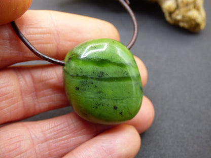 Kanada Jade ~ Edelstein Kette HIPPIE GOA Boho Ethno Natur Heilstein Rarität Kristalle Schmuck Anhänger Natur Stein Geschenk grün - Art of Nature Berlin