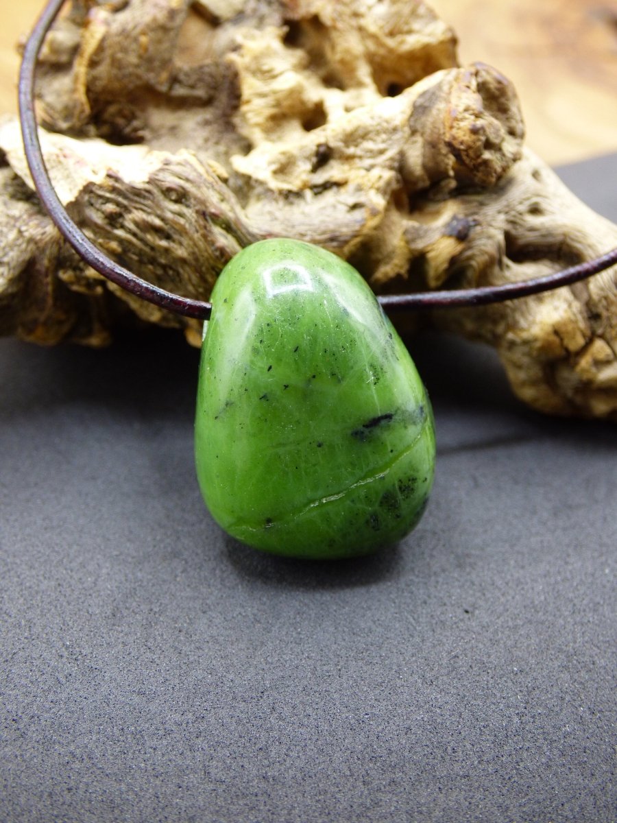 Kanada Jade ~ Edelstein Kette HIPPIE GOA Boho Ethno Natur Heilstein Rarität Kristalle Schmuck Anhänger Natur Stein Geschenk grün - Art of Nature Berlin