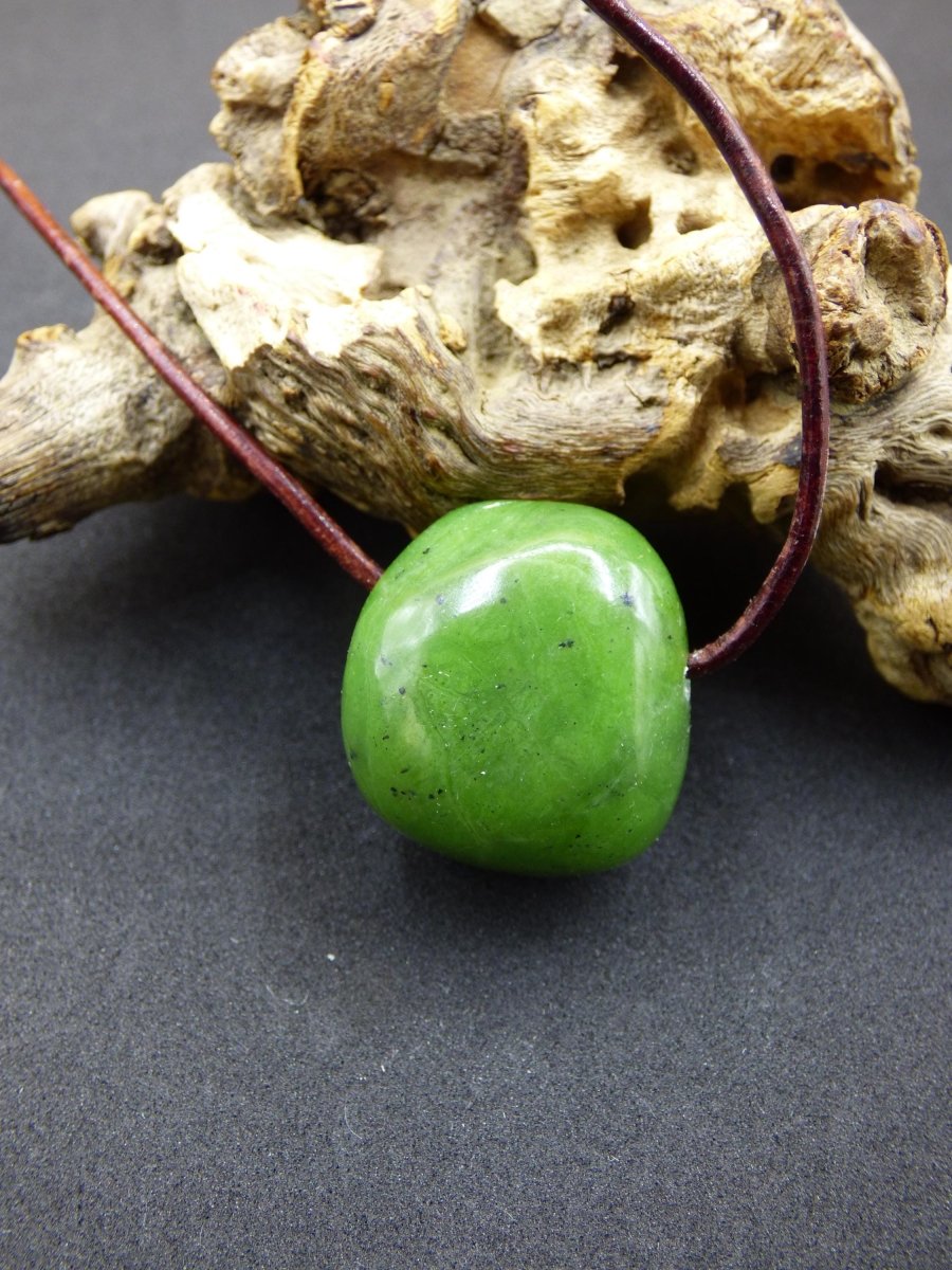 Kanada Jade ~ Edelstein Kette HIPPIE GOA Boho Ethno Natur Heilstein Rarität Kristalle Schmuck Anhänger Natur Stein Geschenk grün - Art of Nature Berlin