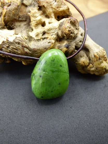 Kanada Jade ~ Edelstein Kette HIPPIE GOA Boho Ethno Natur Heilstein Rarität Kristalle Schmuck Anhänger Natur Stein Geschenk grün - Art of Nature Berlin