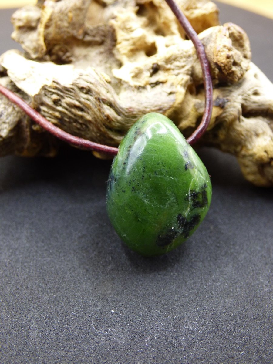 Kanada Jade ~ Edelstein Kette HIPPIE GOA Boho Ethno Natur Heilstein Rarität Kristalle Schmuck Anhänger Natur Stein Geschenk grün - Art of Nature Berlin