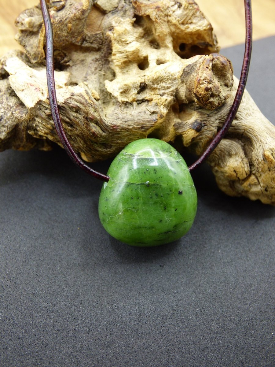 Kanada Jade ~ Edelstein Kette HIPPIE GOA Boho Ethno Natur Heilstein Rarität Kristalle Schmuck Anhänger Natur Stein Geschenk grün - Art of Nature Berlin