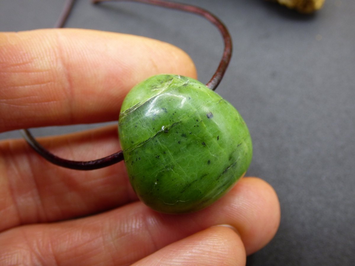 Kanada Jade ~ Edelstein Kette HIPPIE GOA Boho Ethno Natur Heilstein Rarität Kristalle Schmuck Anhänger Natur Stein Geschenk grün - Art of Nature Berlin