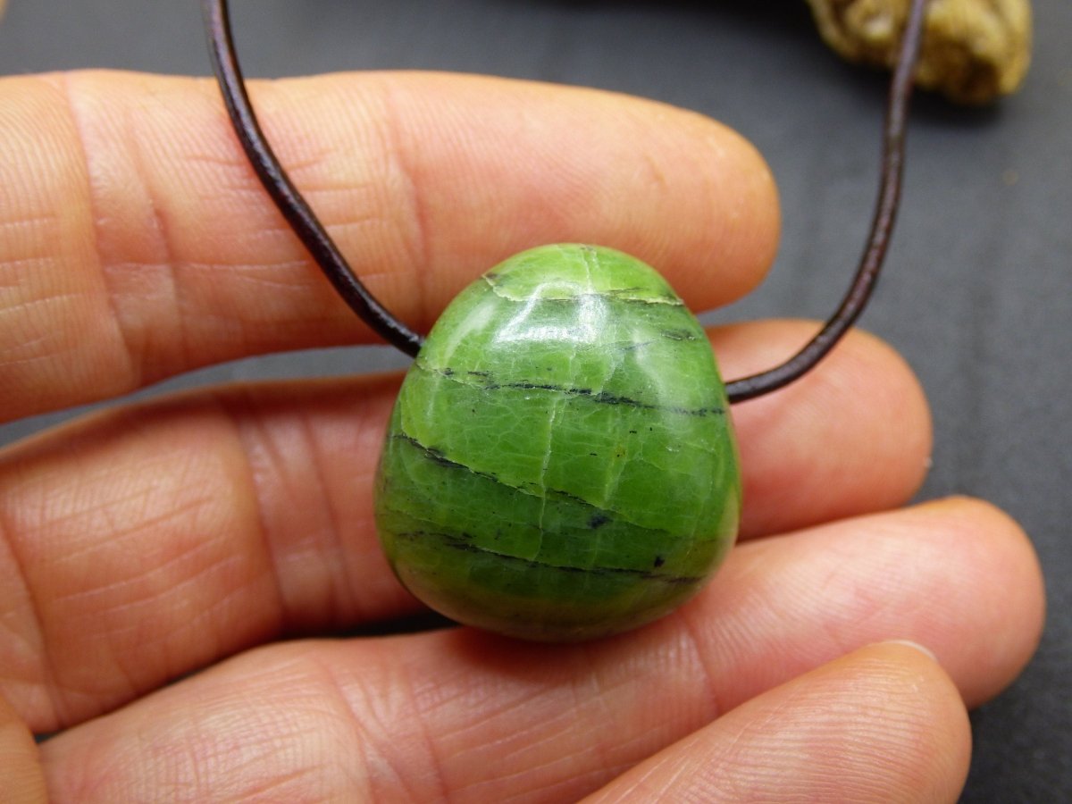 Kanada Jade ~ Edelstein Kette HIPPIE GOA Boho Ethno Natur Heilstein Rarität Kristalle Schmuck Anhänger Natur Stein Geschenk grün - Art of Nature Berlin