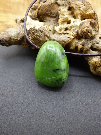 Kanada Jade ~ Edelstein Kette HIPPIE GOA Boho Ethno Natur Heilstein Rarität Kristalle Schmuck Anhänger Natur Stein Geschenk grün - Art of Nature Berlin