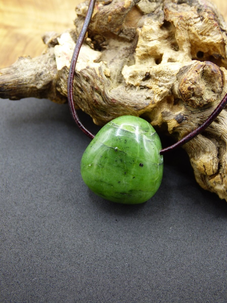 Kanada Jade ~ Edelstein Kette HIPPIE GOA Boho Ethno Natur Heilstein Rarität Kristalle Schmuck Anhänger Natur Stein Geschenk grün - Art of Nature Berlin