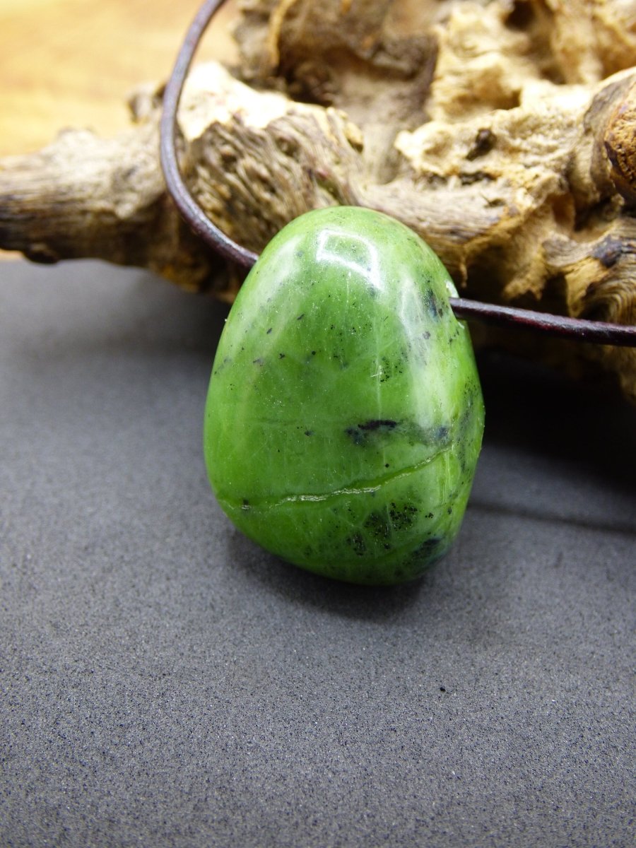 Kanada Jade ~ Edelstein Kette HIPPIE GOA Boho Ethno Natur Heilstein Rarität Kristalle Schmuck Anhänger Natur Stein Geschenk grün - Art of Nature Berlin