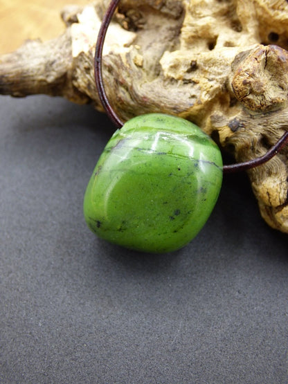 Kanada Jade ~ Edelstein Kette HIPPIE GOA Boho Ethno Natur Heilstein Rarität Kristalle Schmuck Anhänger Natur Stein Geschenk grün - Art of Nature Berlin