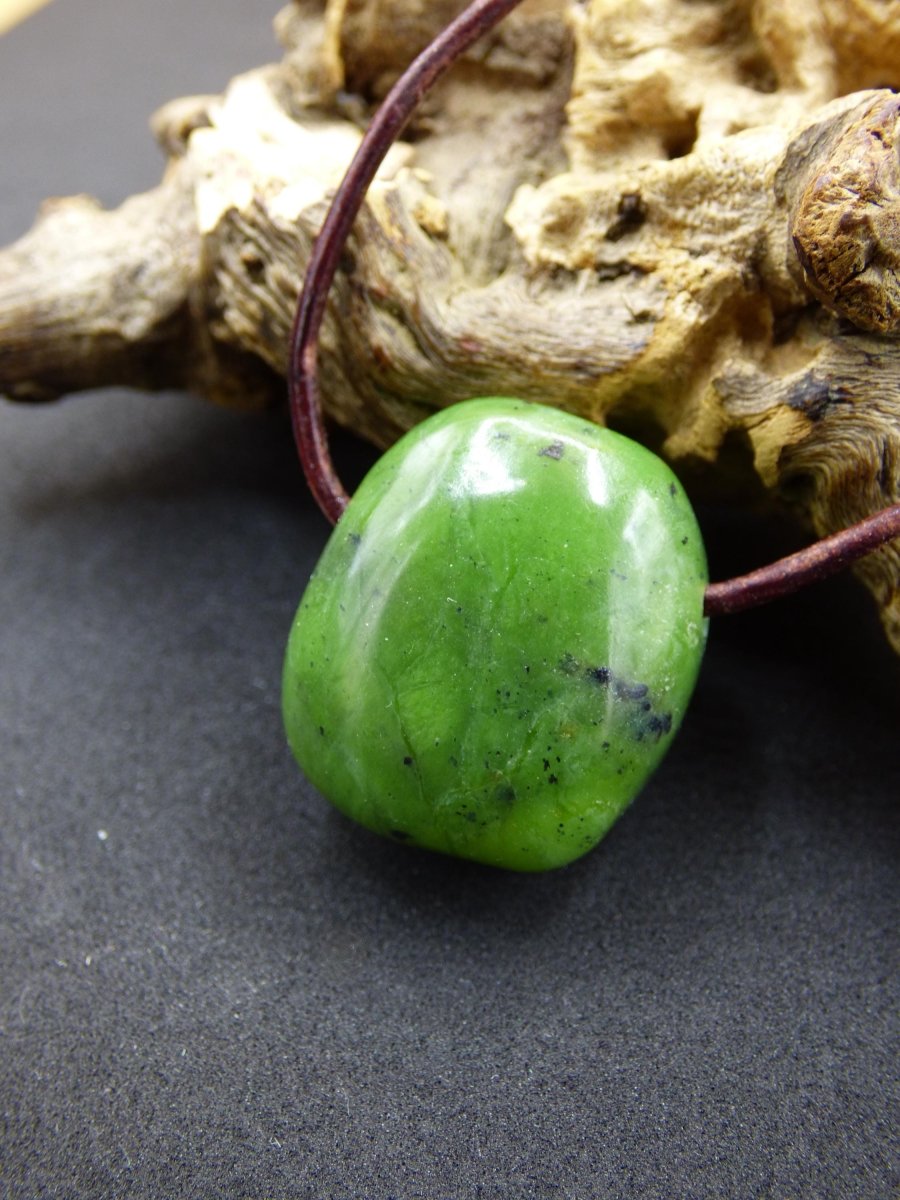 Kanada Jade ~ Edelstein Kette HIPPIE GOA Boho Ethno Natur Heilstein Rarität Kristalle Schmuck Anhänger Natur Stein Geschenk grün - Art of Nature Berlin
