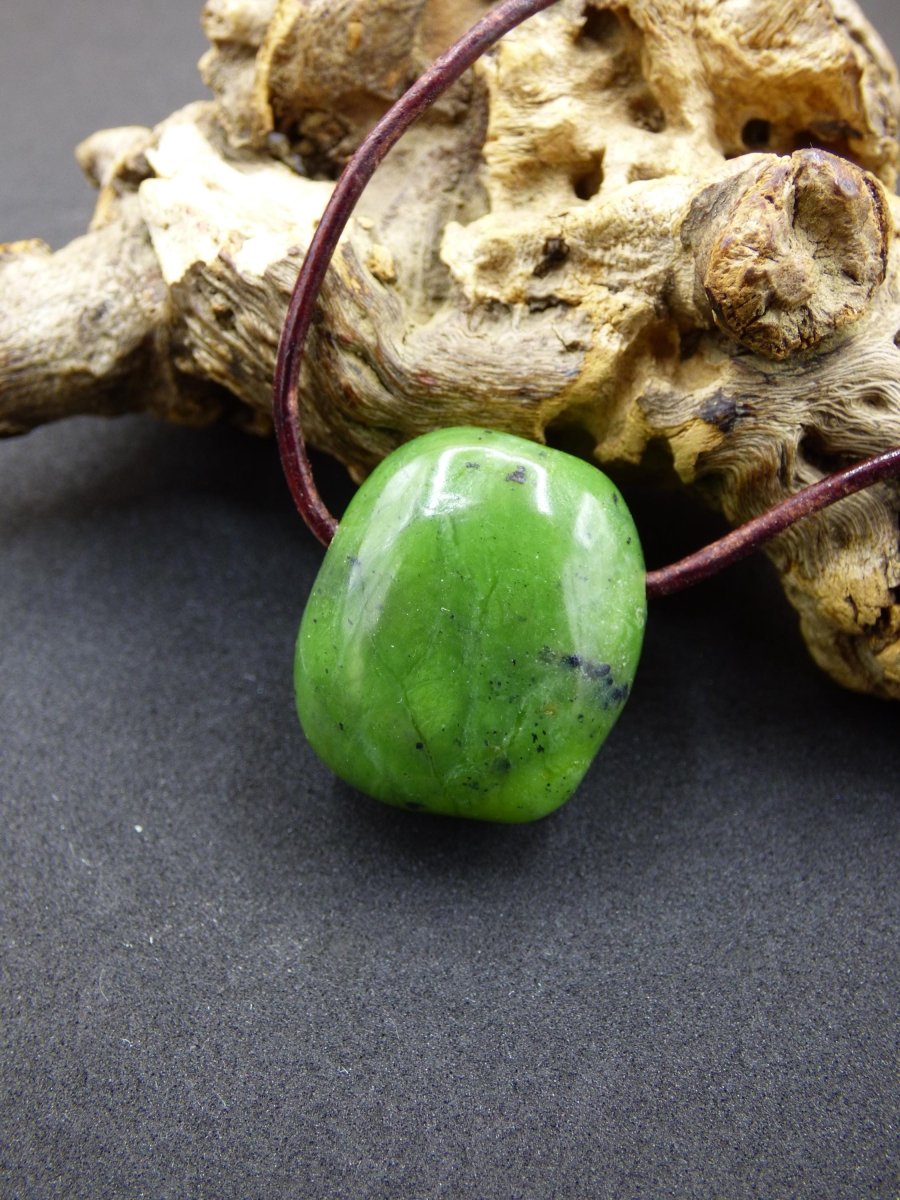 Kanada Jade ~ Edelstein Kette HIPPIE GOA Boho Ethno Natur Heilstein Rarität Kristalle Schmuck Anhänger Natur Stein Geschenk grün - Art of Nature Berlin
