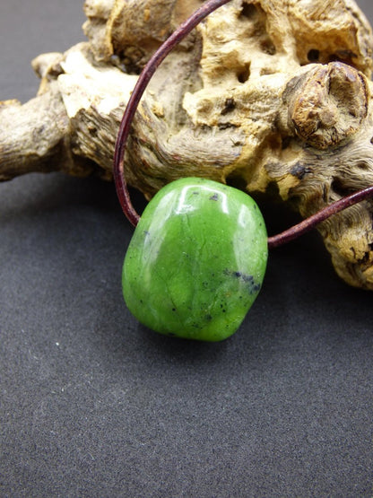 Kanada Jade ~ Edelstein Kette HIPPIE GOA Boho Ethno Natur Heilstein Rarität Kristalle Schmuck Anhänger Natur Stein Geschenk grün - Art of Nature Berlin