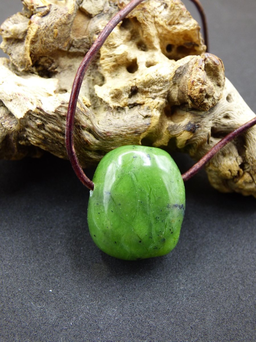 Kanada Jade ~ Edelstein Kette HIPPIE GOA Boho Ethno Natur Heilstein Rarität Kristalle Schmuck Anhänger Natur Stein Geschenk grün - Art of Nature Berlin