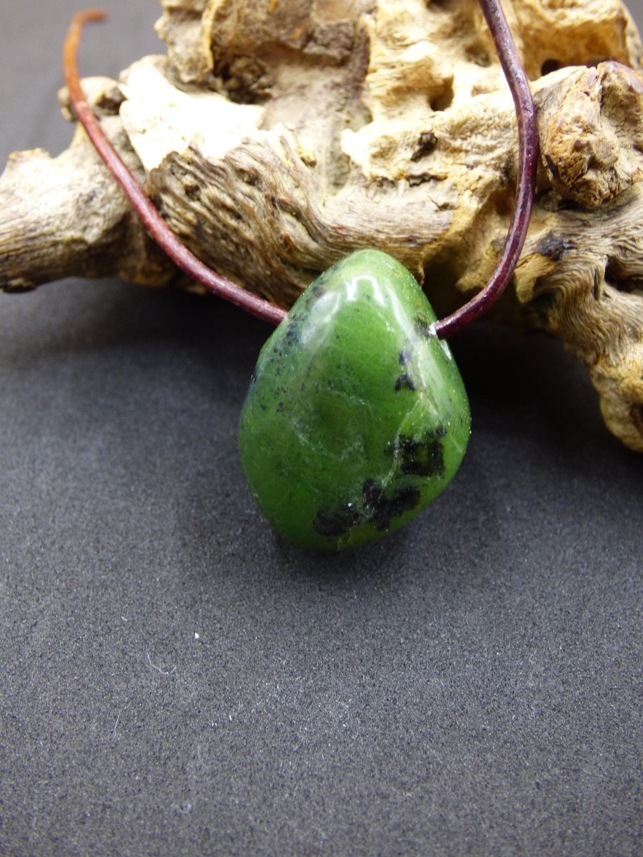 Kanada Jade ~ Edelstein Kette HIPPIE GOA Boho Ethno Natur Heilstein Rarität Kristalle Schmuck Anhänger Natur Stein Geschenk grün - Art of Nature Berlin