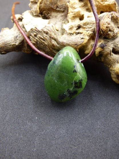 Kanada Jade ~ Edelstein Kette HIPPIE GOA Boho Ethno Natur Heilstein Rarität Kristalle Schmuck Anhänger Natur Stein Geschenk grün - Art of Nature Berlin