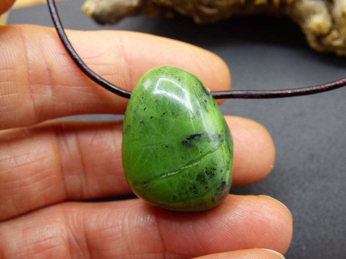 Kanada Jade ~ Edelstein Kette HIPPIE GOA Boho Ethno Natur Heilstein Rarität Kristalle Schmuck Anhänger Natur Stein Geschenk grün - Art of Nature Berlin