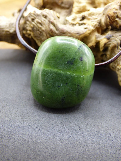 Kanada Jade ~ Edelstein Kette HIPPIE GOA Boho Ethno Natur Heilstein Rarität Kristalle Schmuck Anhänger Natur Stein Geschenk grün - Art of Nature Berlin