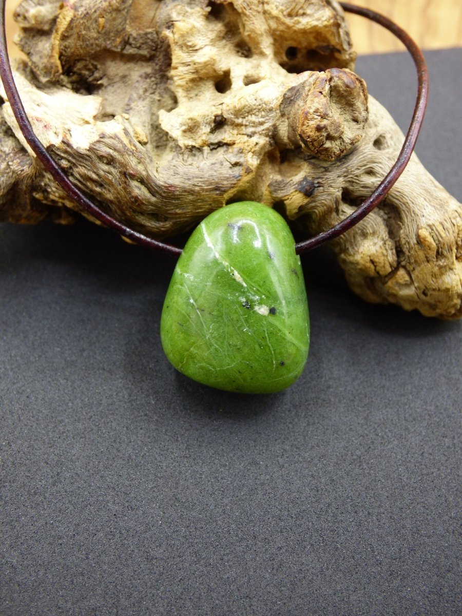 Kanada Jade ~ Edelstein Kette HIPPIE GOA Boho Ethno Natur Heilstein Rarität Kristalle Schmuck Anhänger Natur Stein Geschenk grün - Art of Nature Berlin