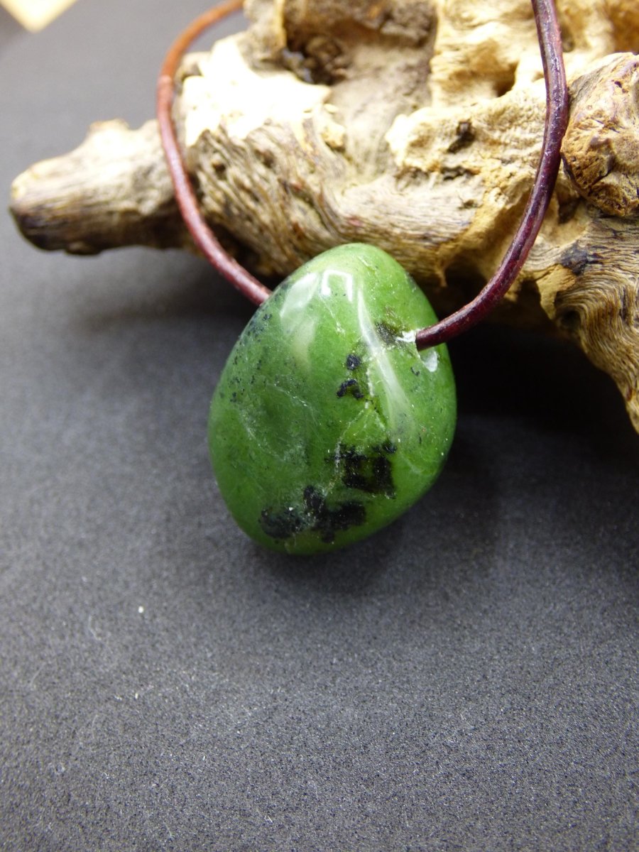 Kanada Jade ~ Edelstein Kette HIPPIE GOA Boho Ethno Natur Heilstein Rarität Kristalle Schmuck Anhänger Natur Stein Geschenk grün - Art of Nature Berlin