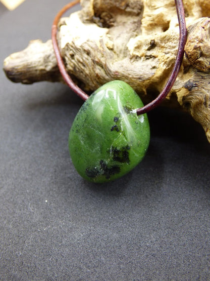 Kanada Jade ~ Edelstein Kette HIPPIE GOA Boho Ethno Natur Heilstein Rarität Kristalle Schmuck Anhänger Natur Stein Geschenk grün - Art of Nature Berlin