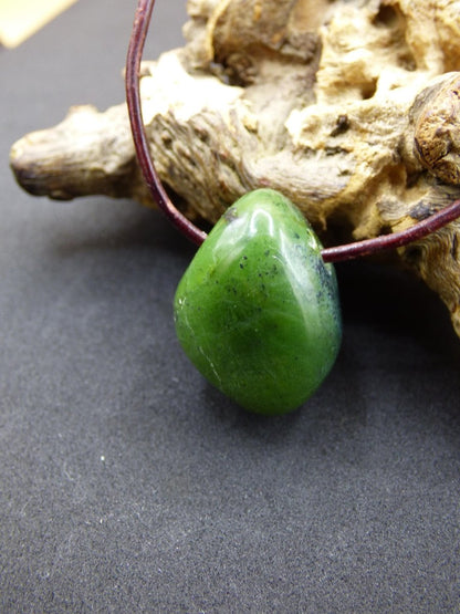 Kanada Jade ~ Edelstein Kette HIPPIE GOA Boho Ethno Natur Heilstein Rarität Kristalle Schmuck Anhänger Natur Stein Geschenk grün - Art of Nature Berlin