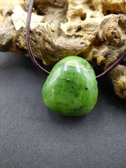 Kanada Jade ~ Edelstein Kette HIPPIE GOA Boho Ethno Natur Heilstein Rarität Kristalle Schmuck Anhänger Natur Stein Geschenk grün - Art of Nature Berlin