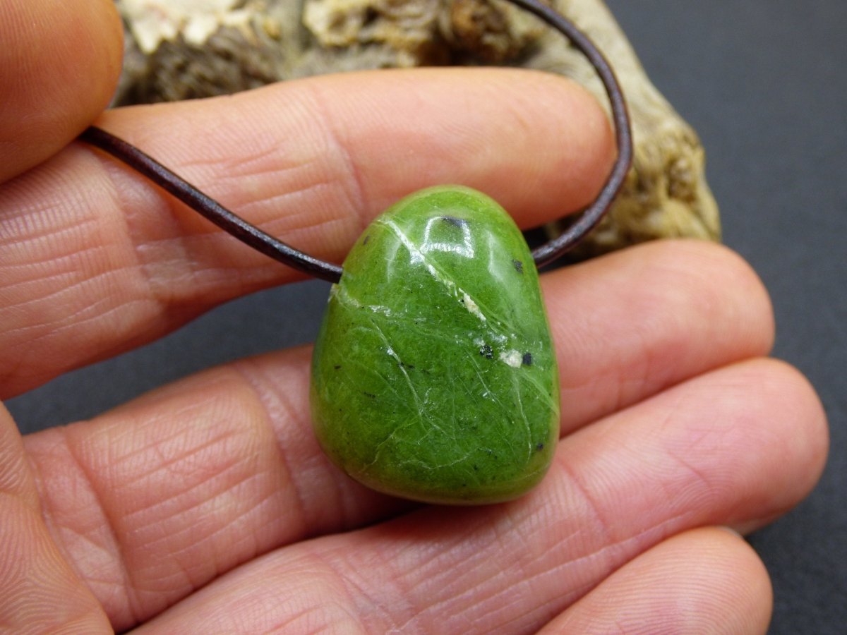 Kanada Jade ~ Edelstein Kette HIPPIE GOA Boho Ethno Natur Heilstein Rarität Kristalle Schmuck Anhänger Natur Stein Geschenk grün - Art of Nature Berlin