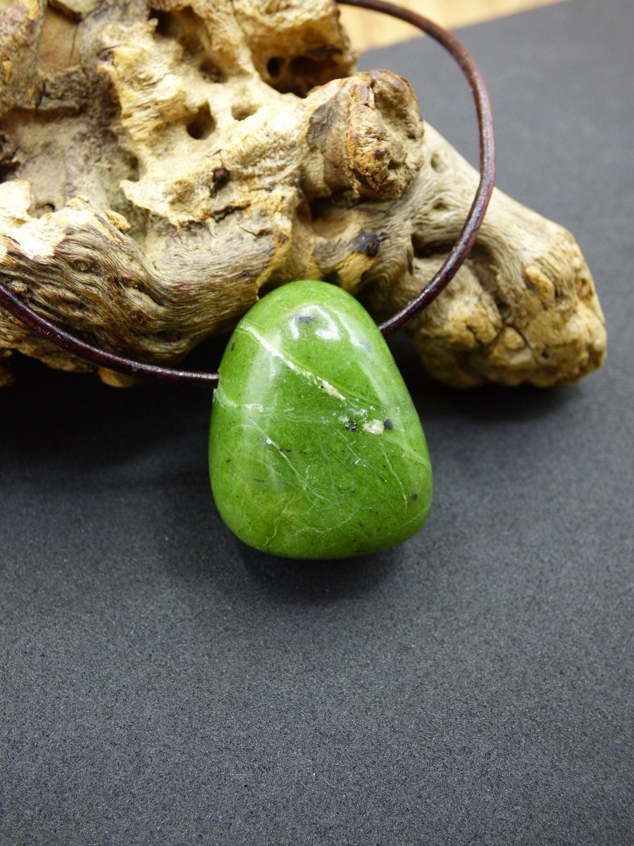 Kanada Jade ~ Edelstein Kette HIPPIE GOA Boho Ethno Natur Heilstein Rarität Kristalle Schmuck Anhänger Natur Stein Geschenk grün - Art of Nature Berlin