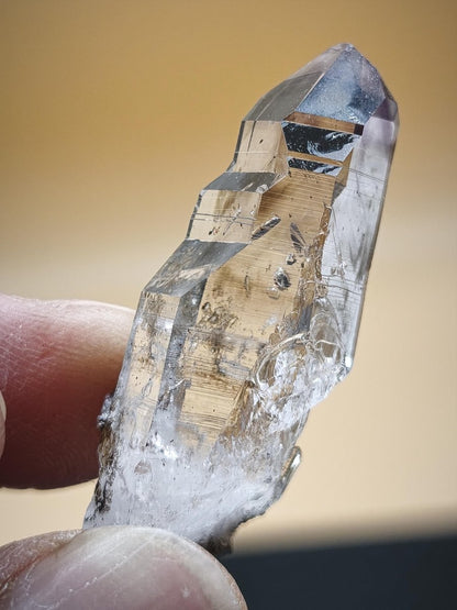Klarer Amethyst Rohkristall – Erongo Namibia – Sammlerstufe Roh Kristall Spitze Point Sammler Stufe lang Rarität Edelstein Deko Heilstein - Art of Nature Berlin